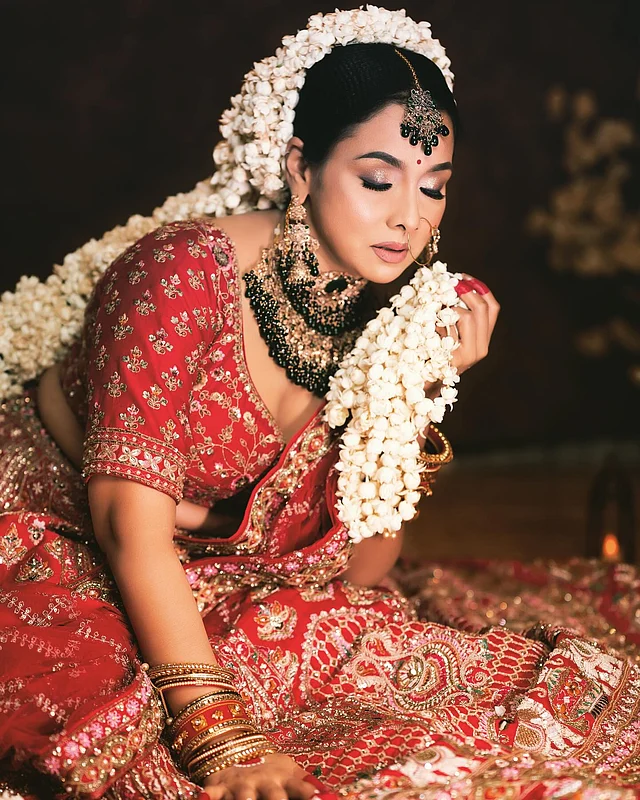 তবে এই মনসুন ব্রাইড লুকের হাইলাইট বলতে হয় বেলি ফুলকেই
