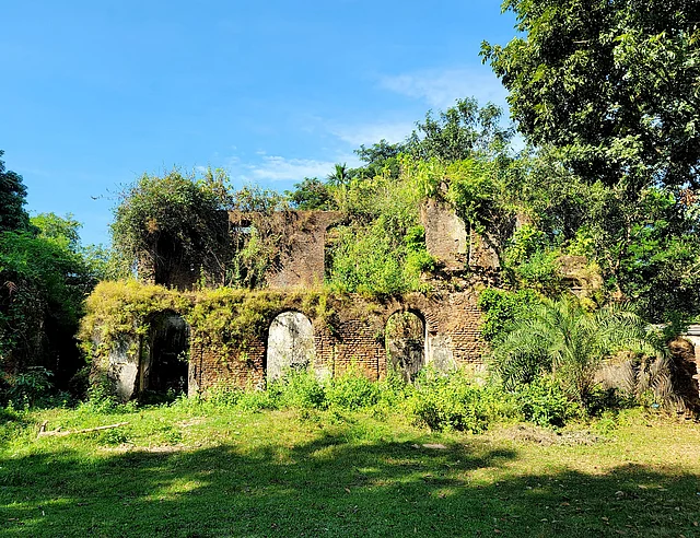 ক্ষয়ে যাওয়া দ্বিতল ভবন