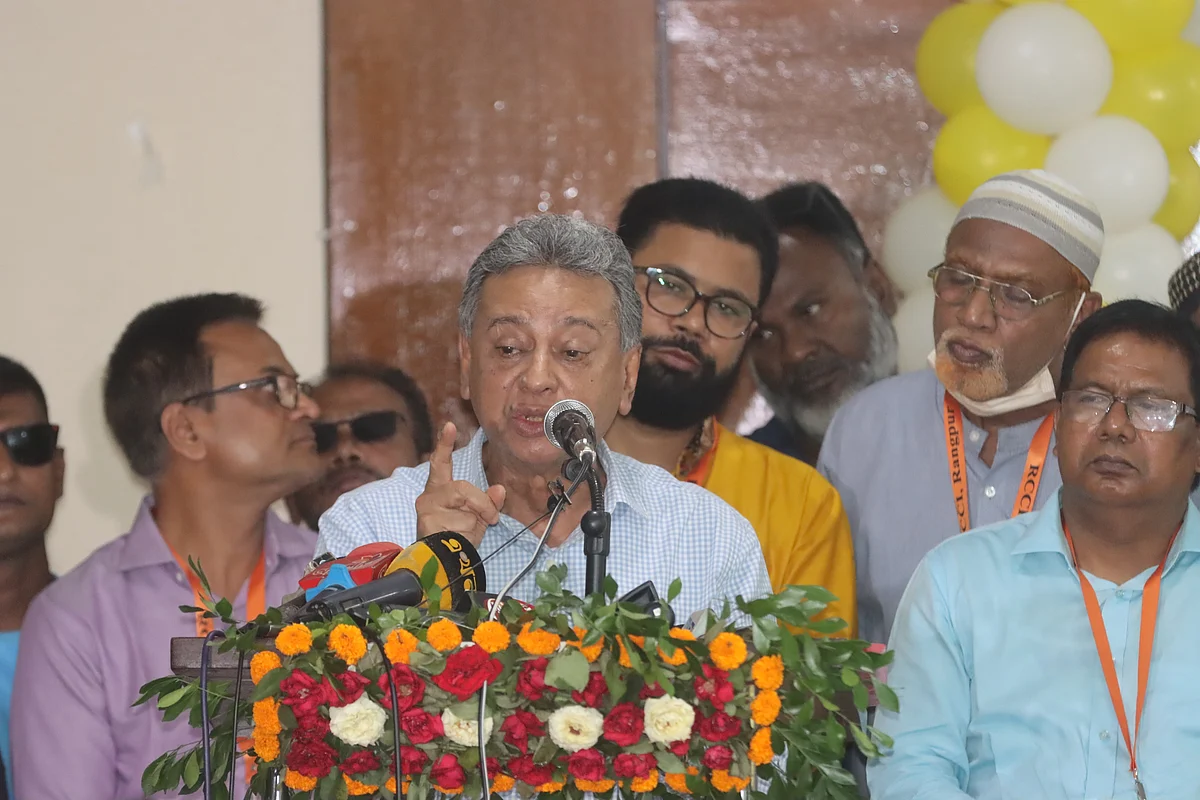 মতবিনিময় সভায় বক্তব্য দিচ্ছেন বিএনপির স্থায়ী কমিটির সদস্য আমীর খসরু মাহমুদ চৌধুরী। আজ বৃহস্পতিবার রংপুর চেম্বার ভবনেছবি: প্রথম আলো