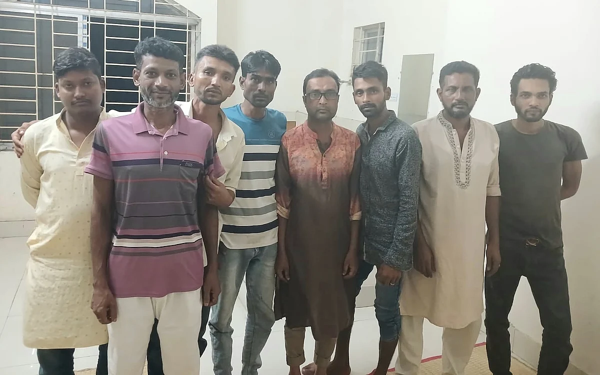 দিনাজপুরের হাকিমপুর উপজেলা স্বাস্থ্য কমপ্লেক্সে চিকিৎসককে মারধরের মামলায় পুলিশের অভিযানে গ্রেপ্তার পৌর স্বেচ্ছাসেবক দলের নেতাসহ ১০ আসামিছবি: পুলিশের সৌজন্যে