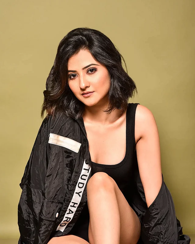 অল ব্ল্যাক লুকে বেশ স্টাইলিশ লাগছে অভিনেত্রীকে 