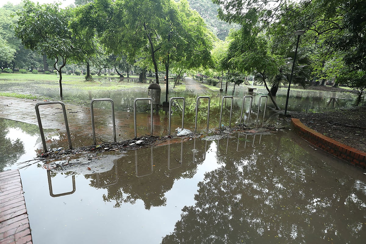 বৃষ্টির পানি জমেছে রমনা পার্কের ভেতরে। 