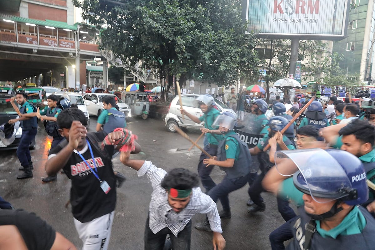 ‘জুলাই যোদ্ধা’ ও ‘প্রকৃত জুলাই যোদ্ধারা’ সংঘর্ষে জড়ালে দুই পক্ষের লোকজনকে লাঠিচার্জ করে পুলিশ। আজ শুক্রবার সন্ধ্যায় রাজধানীর শাহবাগে 