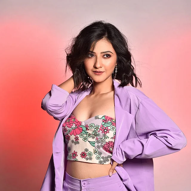ফ্লোরাল কোরসেট টপের সঙ্গে ল্যাভেন্ডার ব্লেজার, প্যান্টে অত্যন্ত স্টাইলিশ লাগছেন ঐশ্বর্য 