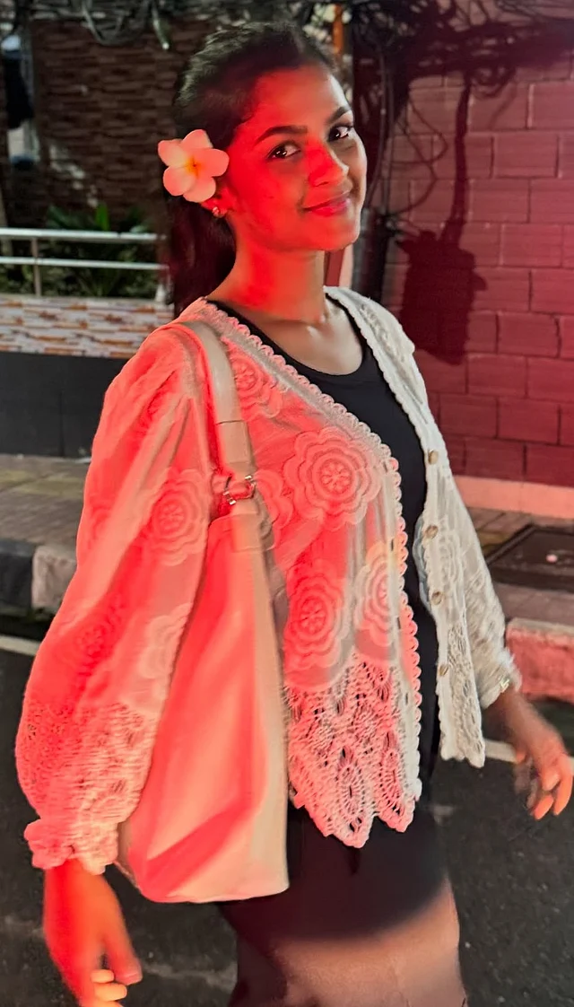 এভাবেই পছন্দের এক বৃহস্পতিবার নিজের মতো করে কাটিয়ে ক্যাপশনে লিখেছেন সাদিয়া ' মাই কাইন্ডা থার্সডে'