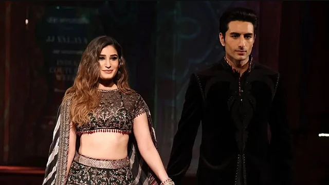 সব মিলিয়ে এদিন নজর ফেরানো যাচ্ছিল না ছোট রাভিনা ও ছোট সাইফের দিক থেকে। 