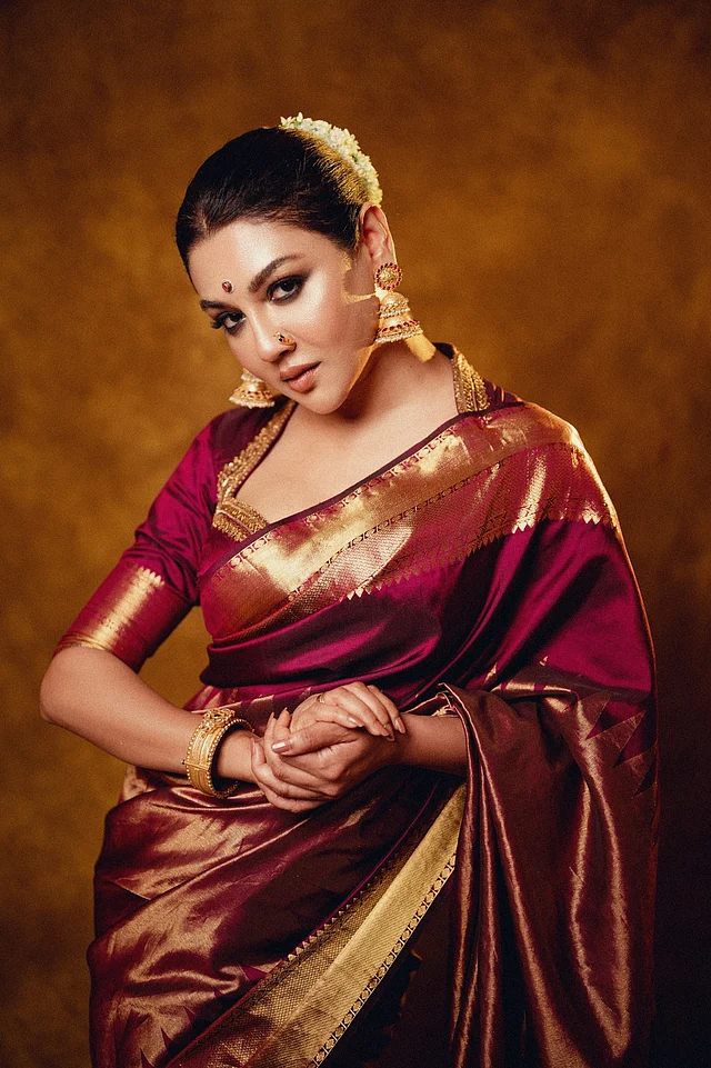 সঙ্গের ম্যাচিং ব্লাউজটির হাই নেক সুইটহার্ট ডিজাইন নজর কাড়ছে। 