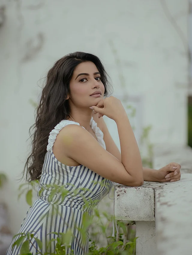 স্নিগ্ধতা ও স্টাইলের নিখুঁত মিশেল প্রকাশ পেয়েছে তাঁর লুকে।