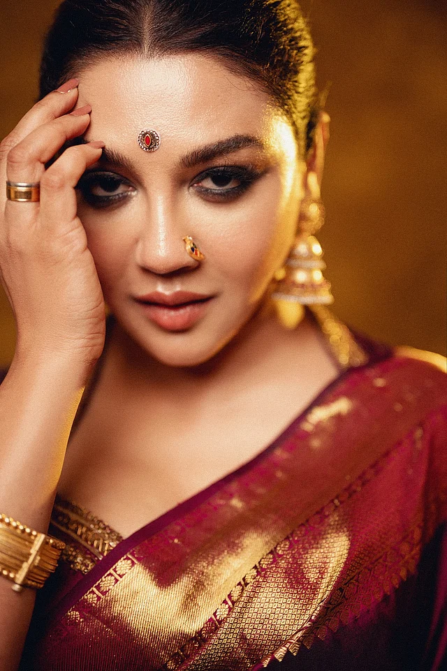 স্টেটমেন্ট টিপ, ন্যুড লিপকালার, গাঢ় কাজল ও ভ্রু, আর নাকছাবির সঙ্গে নজর কাড়ছে আংটি 