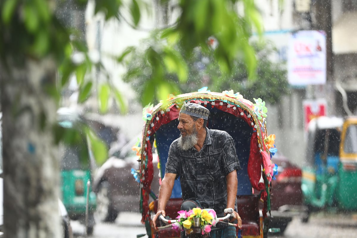 ভিজেই রিকশা চালাচ্ছেন প্রবীণ ব্যক্তি 