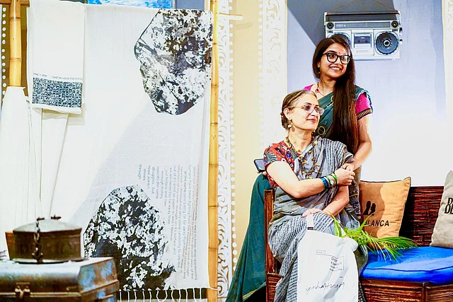 বামে সেই শাড়ি। ডানে উভয় শিল্পী