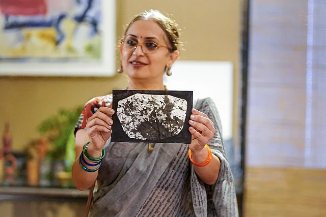 নিজের কাজের ছবি দেখাচ্ছেন বিপাশা হায়াত
