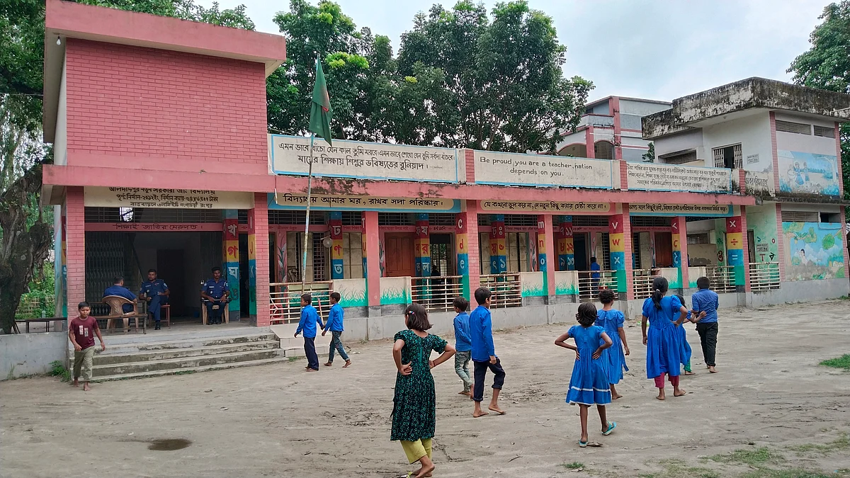 হিন্দুপল্লিতে হামলার এক সপ্তাহ পর সরকারি প্রাথমিক বিদ্যালয়ে পাঠদান শুরু হয়েছে। আজ রোববার দুপুরে রংপুরের গঙ্গাচড়ায় আলদাদপুর নতুন সরকারি প্রাথমিক বিদ্যালয়েছবি: প্রথম আলো