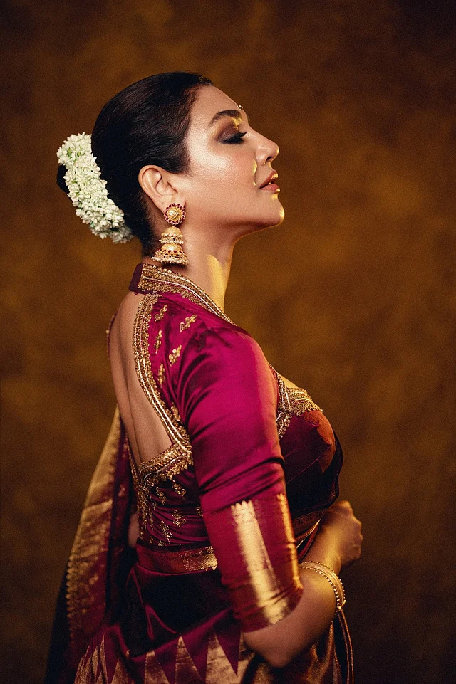 ব্যাকলেস ডিজাইনে বেড়েছে আবেদন