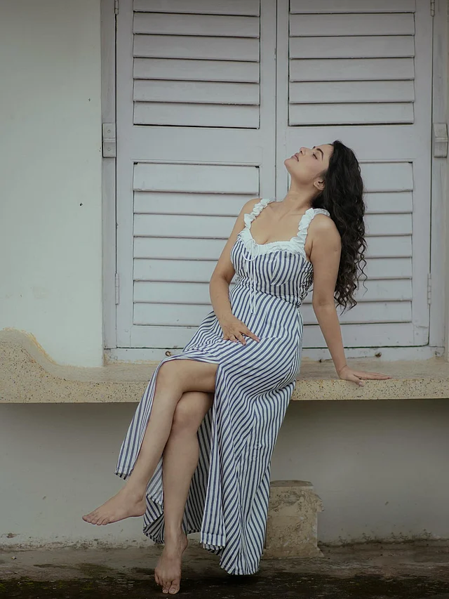 ঊষসীর পরনের এই ড্রেসটি প্রায় ফ্লোর–ছোঁয়া। আবেদন কাড়ছে স্লিট ডিজাইন। সামার ড্রেস হিসেবে একদম পারফেক্ট এই লুক।
