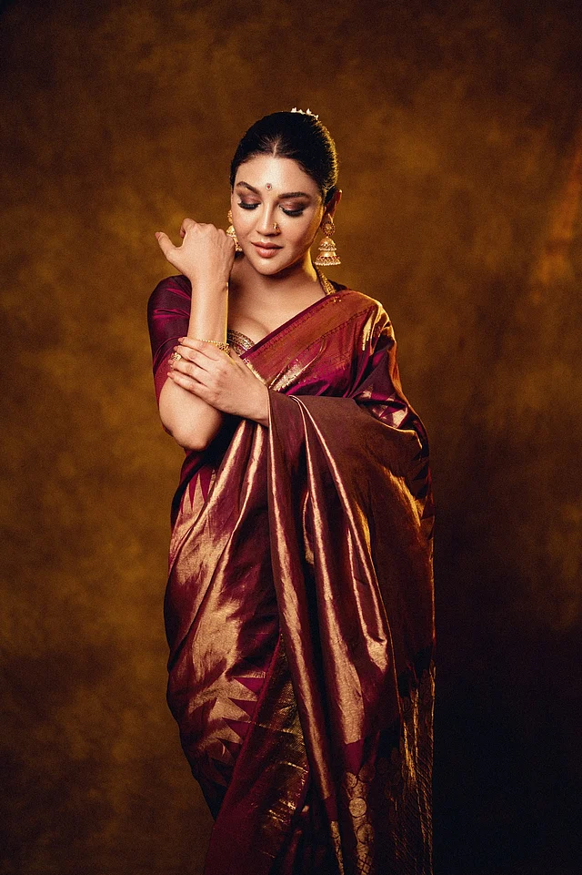 জমকালো শাড়ির ড্রেপিং ক্ল্যাসিক ও ট্র্যাডিশনাল। ব্লাউজ ও শাড়িতে চওড়া জরীপাড়
