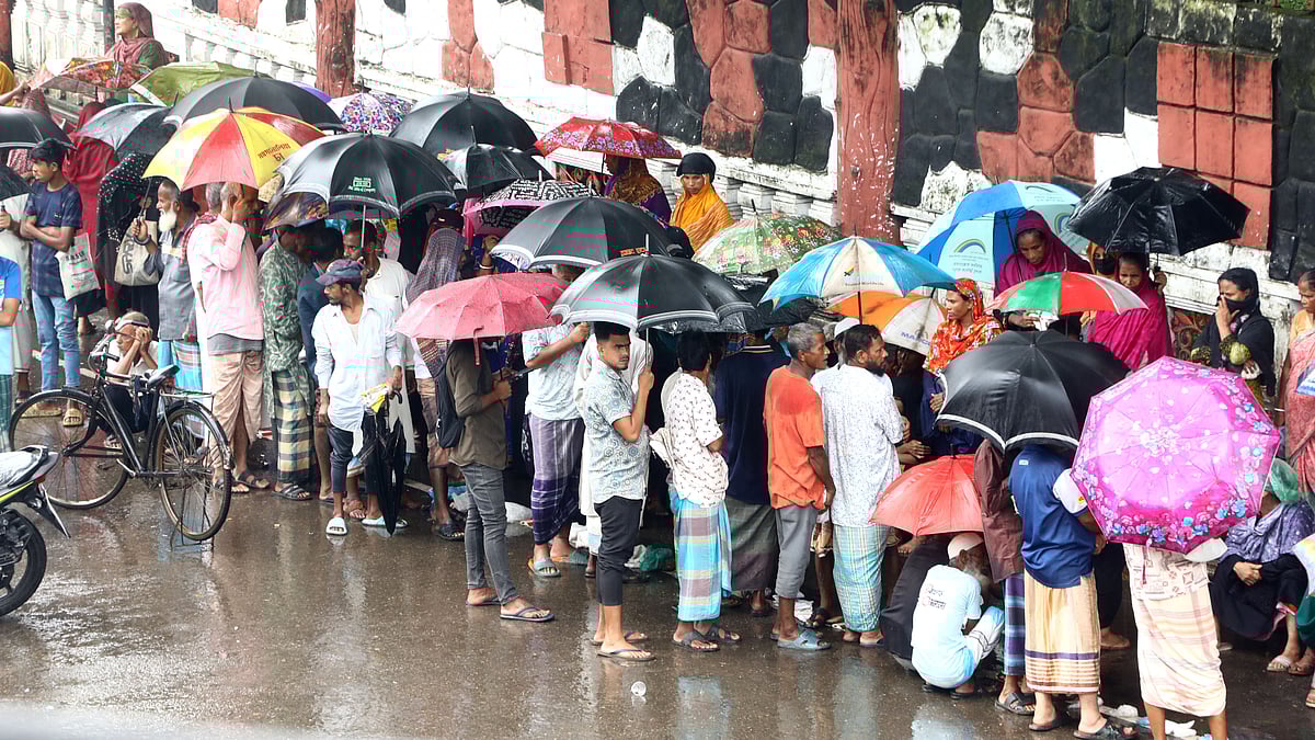 পণ্যের জন্য সকাল থেকে অপেক্ষায় লোকজন