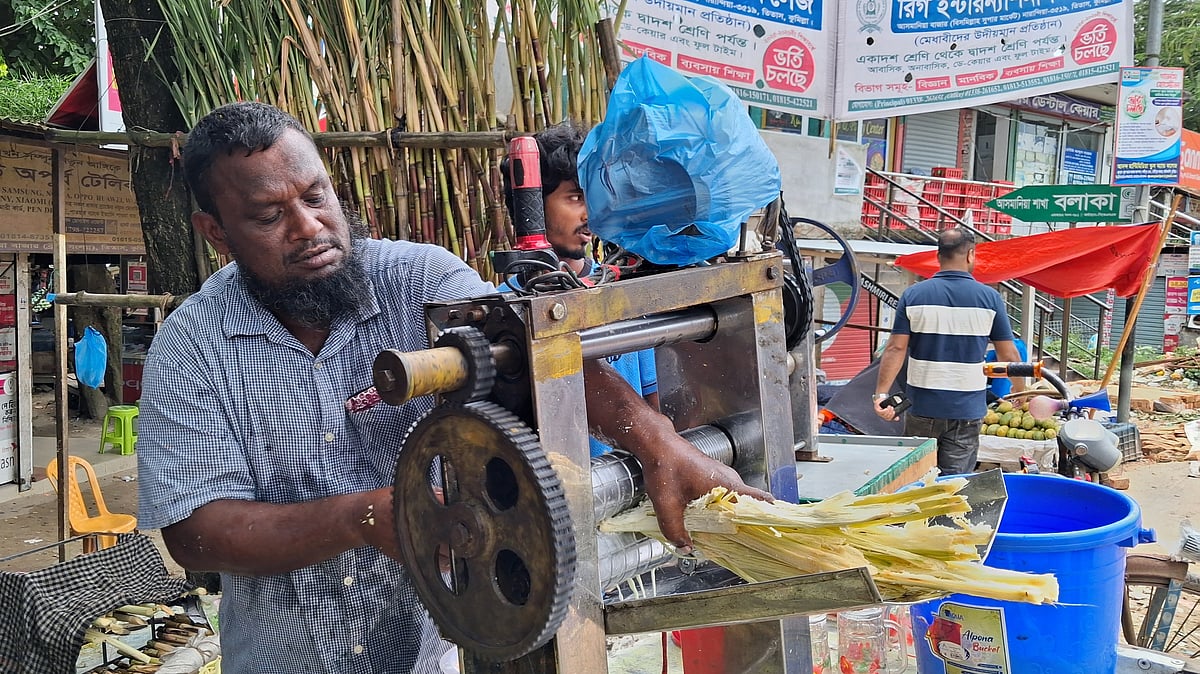 তীব্র গরমে অনেক এলাকায়ই পথের পাশে আখের রস বিক্রি হয়