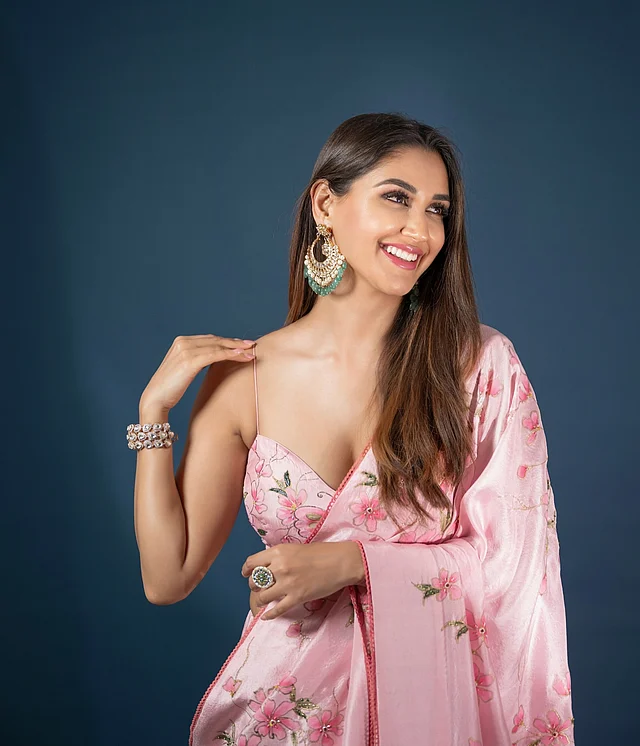 ন্যুডল স্ট্র্যাপ ব্লাউজের ফ্লোরাল শাড়ির এই লুকে আবেদন কাড়ছেন নায়িকা 