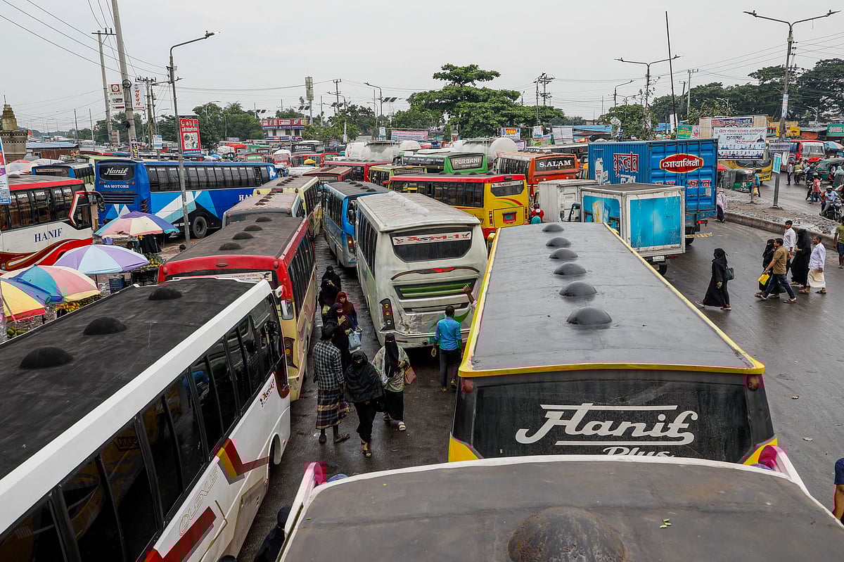 সড়কজুড়ে এলোমেলো করে রাখা হয়েছে সারি সারি বাস। 