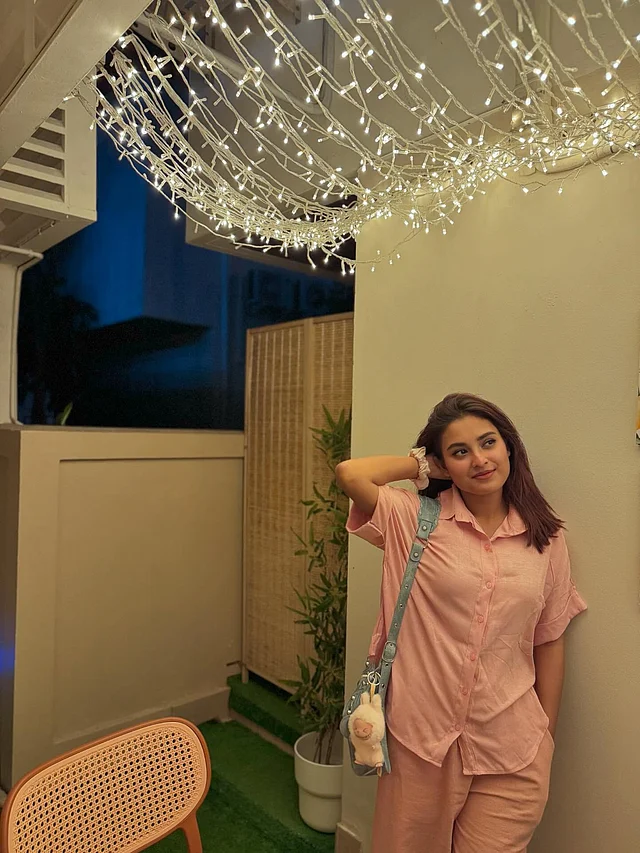 ‘অল পিংক ’ লুকে ধরা দিয়েছেন অভিনেত্রী। অবশ্যই সঙ্গী হয়েছে তাঁর প্রিয় পুতুল