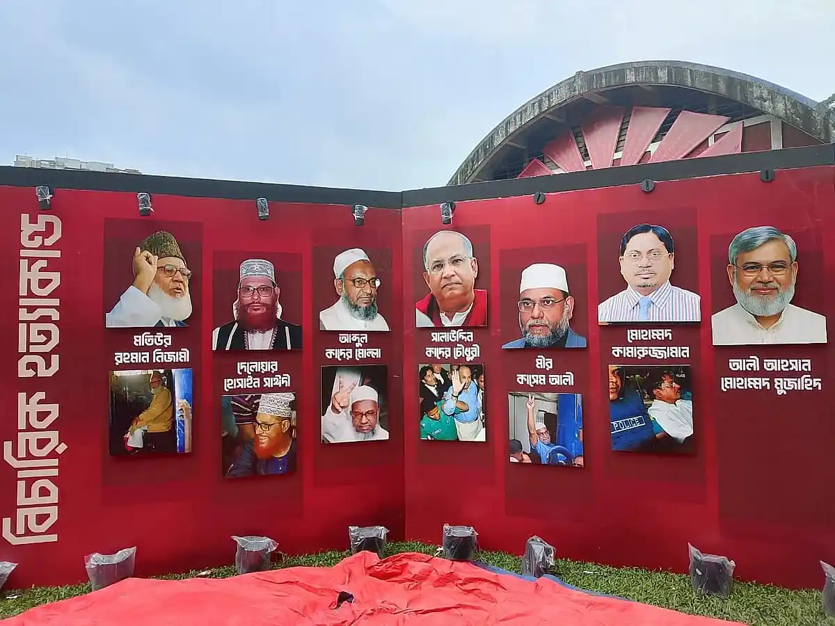 টিএসসিতে ছাত্রশিবিরের আয়োজিত  প্রদর্শনীতে দণ্ডিত যুদ্ধাপরাধীদের ছবি রাখা হয় 