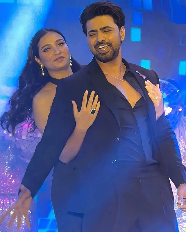 টালিউড হার্টথ্রব দেব পরেছেন একটি কালো শার্ট, ব্লেজার আর প্যান্ট। লকেটসহ চেইন আর ঘড়ি আছে সঙ্গে