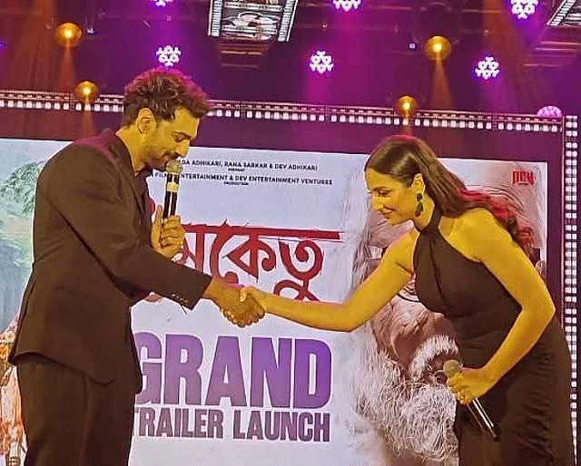 ধুমকেতুর প্রচারণার এই চমকপ্রদ ইভেন্টে পুরনো জুটিকে একই রঙের ম্যাচিং লুকে দেখতে পেয়ে ভক্তরা বেশ খুশিও হয়েছিল। এই লুক যেন ইঙ্গিত করলো—স্টাইলের দিক দিয়ে তারা এখনো অপ্রতিরোধ্য।