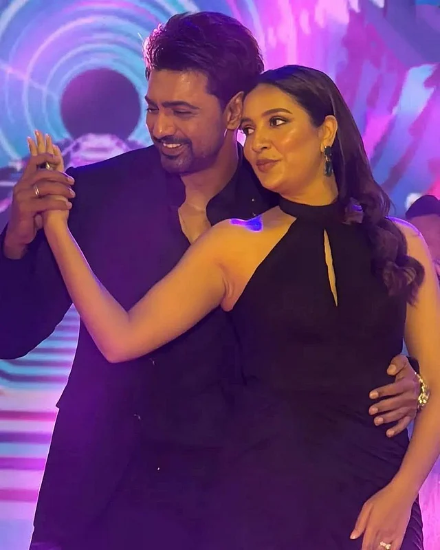 চোখের সামনে এই দুই প্রিয় তারকাদের ১০ বছর পর নতুনভাবে  দেখে আবেগে ভাসলেন দর্শকরা। অনেকে তো ফেসবুকে তাদের ছবিগুলো শেয়ার করে ক্যাপশনে লিখছেন চন্দ্রবিন্দু ব্যান্ডের সেই বিখ্যাত গানের লাইন ' এভাবেও ফিরে আসা যায়। আর তা এত স্টাইলিশ লুকে
