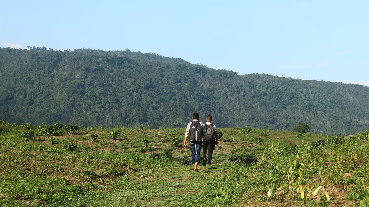শ্রীপুর টিলার ওপর হেঁটে মরা ঝরনার দিকে যাচ্ছেন ‍দুজন