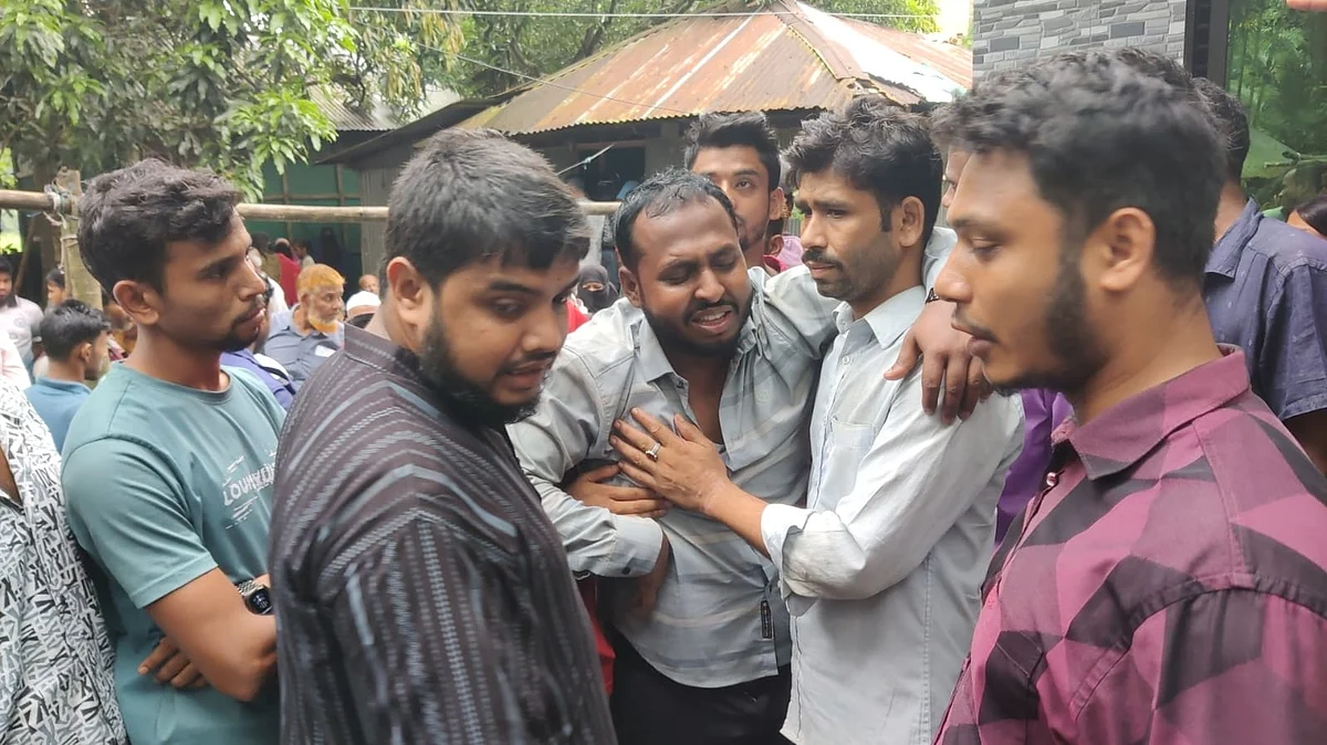 সড়ক দুর্ঘটনায় পরিবারের একাধিক সদস্যকে হারিয়ে কান্নায় ভেঙে পড়েন বাহার উদ্দিন। গতকাল সকালে লক্ষ্মীপুর সদর উপজেলার উত্তর জয়পুর ইউনিয়নের চৌপল্লী গ্রামেছবি: প্রথম আলো