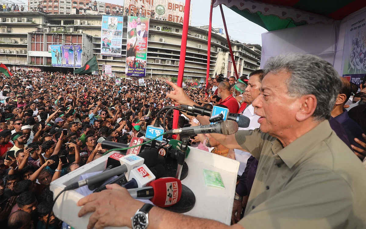 জুলাই গণ–অভ্যুত্থানের প্রথম বার্ষিকী উপলক্ষে বিজয় শোভাযাত্রার আগে সামাবেশে বক্তব্য দেন বিএনপির জাতীয় স্থায়ী কমিটির সদস্য আমীর খসরু মাহমুদ চৌধুরী। আজ বিকেল সাড়ে ৪টায় চট্টগ্রাম নগরের নিউমার্কেট মোড়েছবি: প্রথম আলো
