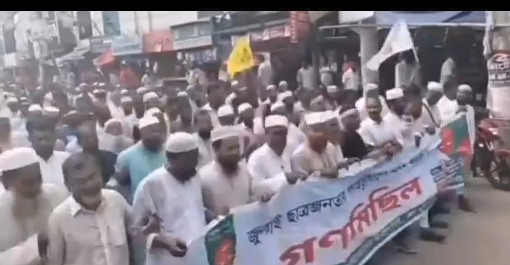 গণ-অভ্যুত্থানের বর্ষপূতিতে জয়পুরহাটে জামায়াতের গণমিছিলে শেখ হাসিনার ফাঁসির দাবির বদলে কয়েকবার খালেদা জিয়ার বিরুদ্ধে স্লোগান দেওয়ার ঘটনা ঘটেছবি: ভিডিও থেকে নেওয়া
