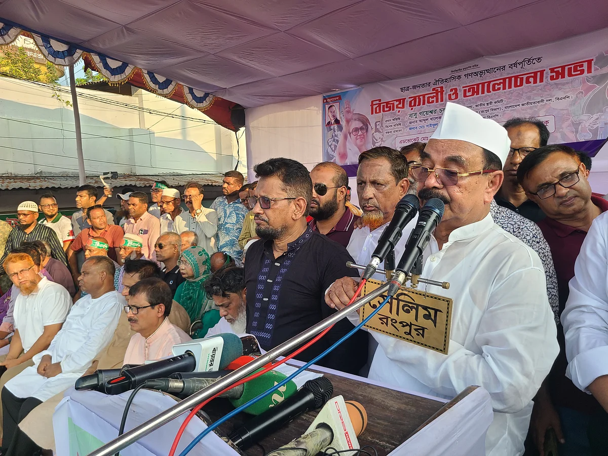 জুলাই গণ–অভ্যুত্থানের বর্ষপূর্তি উপলক্ষে রংপুরে বিএনপির বিজয় শোভাযাত্রা শুরুর আগে সমাবেশে বক্তব্য দেন দলের স্থায়ী কমিটির সদস্য গয়েশ্বর চন্দ্র রায়। আজ বুধবার বিকেলেছবি: প্রথম আলো