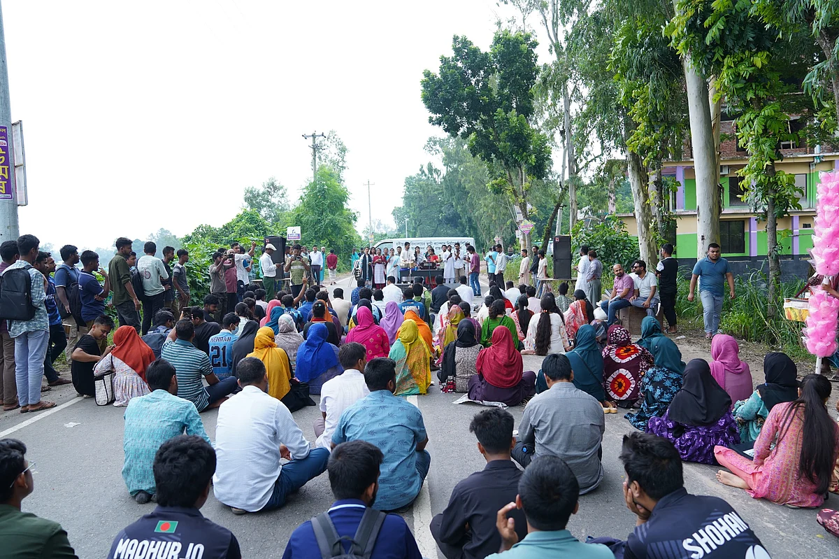সিরাজগঞ্জের শাহজাদপুরে রবীন্দ্র বিশ্ববিদ্যালয়ের স্থায়ী ক্যাম্পাসের ডিপিপি অনুমোদনের দাবিতে মহাসড়ক অবরোধ করে অবস্থান কর্মসূচি। বুধবার দুপুরে বিশ্ববিদ্যালয়ের অস্থায়ী একাডেমিক ভবন-৩-এর সামনে বগুড়া-নগরবাড়ী মহাসড়কেছবি: প্রথম আলো