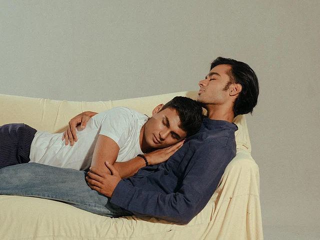 আইকনিক ন্যাপ সিনে আমাদের রস পরেছেন সাদা টিশার্ট
