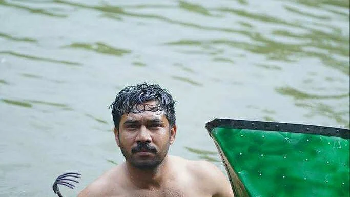 ‘জলকৌড়ি’ নাটকের শুটিংয়ে খায়রুল বাসার ও সাদনিমা বিনতে নোমানছবি : পরিচালকের সৌজন্যে