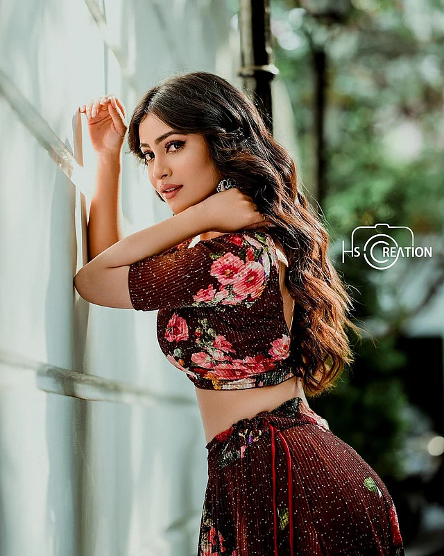 ফ্লোরাল লেহেঙ্গার সাজে। 
