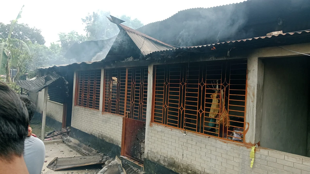 গাজীপুরের শ্রীপুরের স্ত্রীকে হত্যার অভিযোগে এক ব্যক্তির বাড়িতে এলাকাবাসীর অগ্নিসংযোগের পর। আজ সকালে বরমী ইউনিয়নের মধ্যপাড়া গ্রামেছবি: সংগৃহীত