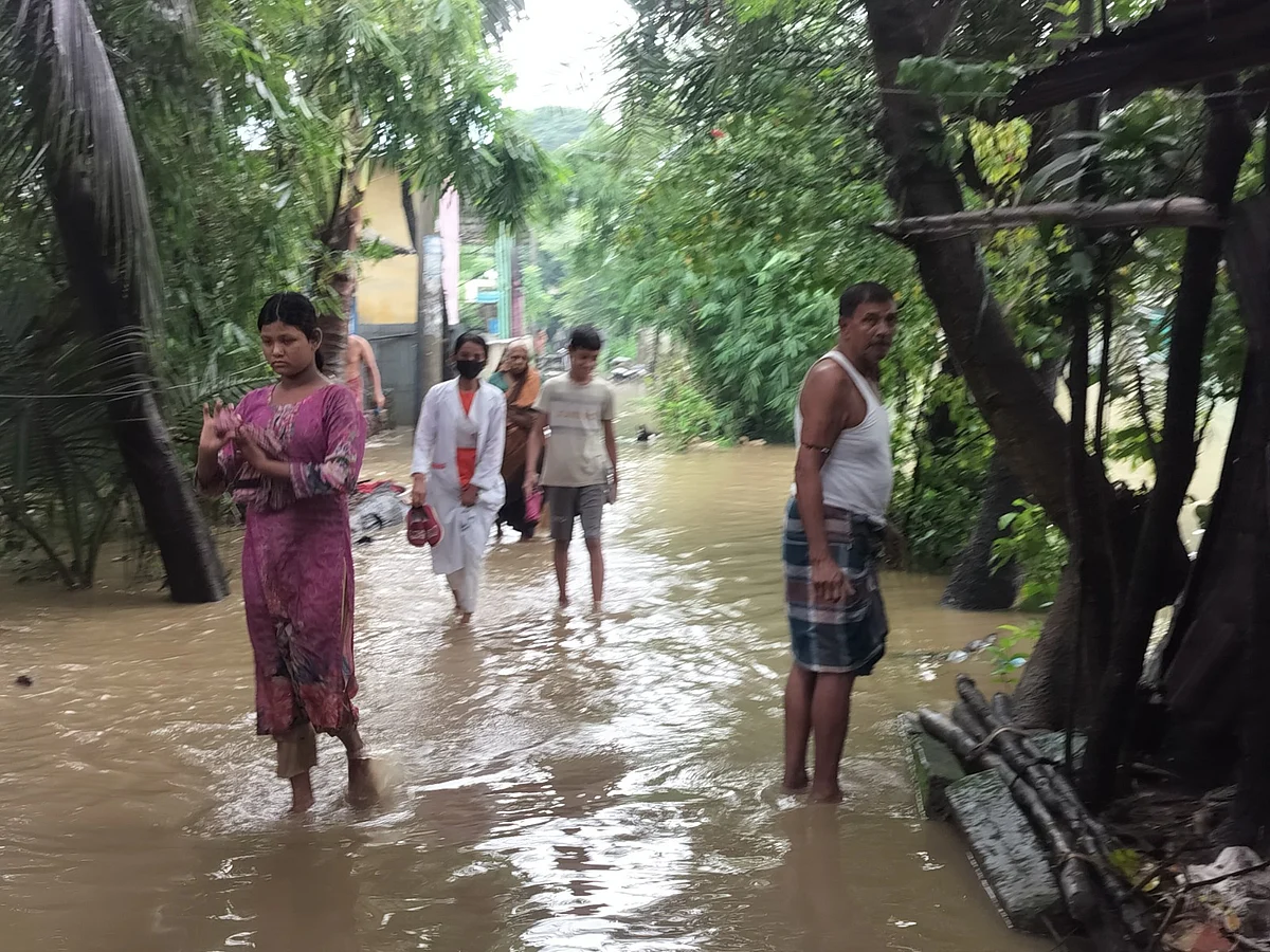 চট্টগ্রামের সীতাকুণ্ডে অতি ভারী বর্ষণ ও পাহাড়ি ঢলের পানিতে ডুবে গেছে সড়ক। আজ সকাল সাড়ে সাতটার দিকে উপজেলার কুমিরা ইউনিয়নের উত্তর মছজিদ্দা এলাকায়ছবি: কৃষ্ণ চন্দ্র দাস।