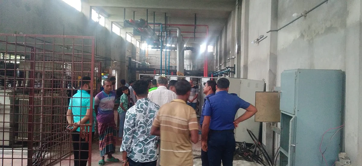রাজশাহীতে ‘দেশ কোল্ডস্টোর’ নামের হিমাগারে ডাকাতির ঘটনা ঘটে। গত বুধবারছবি: প্রথম আলো