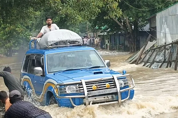 রাঙামাটির বাঘাইছড়ির সাজেক ইউনিয়নের বাঘাইহাট বাজার এলাকায় সড়কে পানি জমে আছে। এতে যান চলাচল ব্যাহত হচ্ছে। গতকাল দুপুরে তোলাছবি: প্রথম আলো