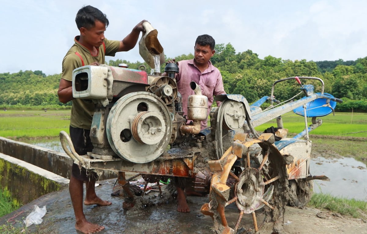 জমিতে নামার আগে পাওয়ার টিলার মেশিনে সেচের পানি দেওয়া হচ্ছে 