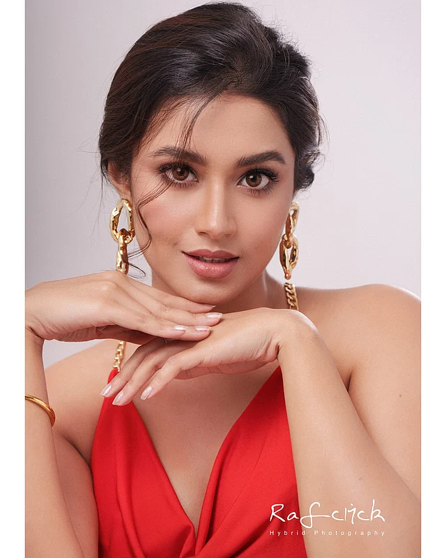মিনিমাল মেকআপ করেছেন ফারিণ। লেন্স পরা চোখ সাজিয়েছেন মাশকারায়, ঠোঁটে ন্যুড লিপগ্লস আর গালে হালকা ব্লাশঅন। তাতেই জমে উঠেছে পার্টি লুক। 