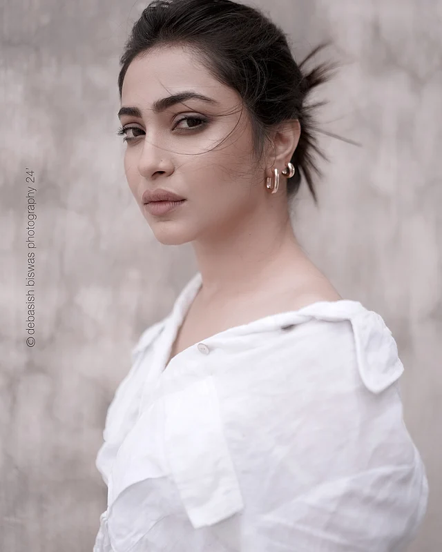 সাদা শার্টের সঙ্গে কানে পরেছেন গোল্ডেন স্টাড দুল। 