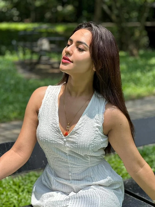ভিটামিন ডি শুধু হাড় নয়, মুড ও ইমিউনিটির জন্যও জরুরি। স্বাস্থ্য আর রূপসচেতন ফারিয়া সেটাই তুলে ধরেছেন তাঁর ছবিতে।
