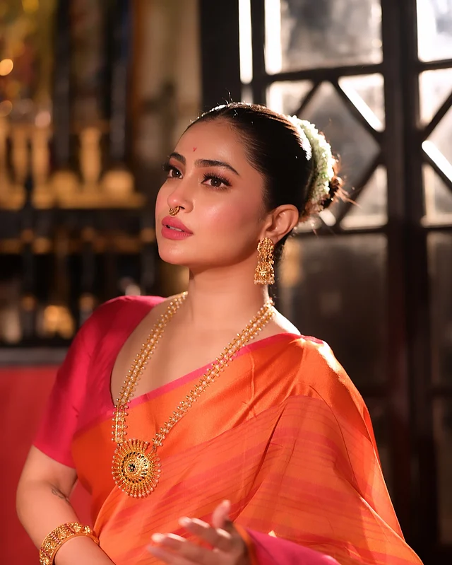 বাঙালির চিরাচরিত ‘এথনিক’ সাজে ধরা দিয়েছেন অভিনেত্রী। শাড়ির সঙ্গে মানাসই মিনিমাল জুয়েলারি আর খোঁপায় শোভা পাচ্ছে গাজরা। 