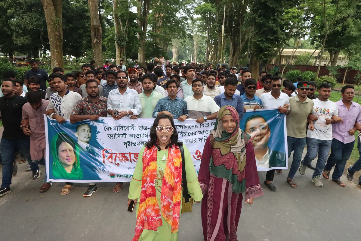 বৈষম্যবিরোধী ছাত্র আন্দোলনের বিরোধিতাকারী শিক্ষকদের শাস্তির দাবিতে রাজশাহী বিশ্ববিদ্যালয়ে শিক্ষার্থীদের বিক্ষোভ মিছিল। আজ বিকেলে ক্যাম্পাসের প্যারিস রোডেছবি: প্রথম আলো