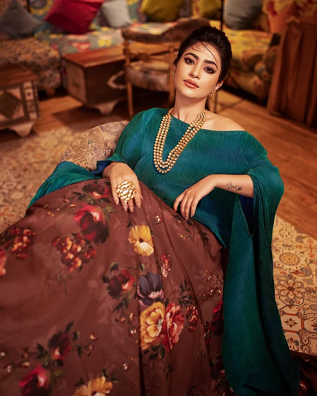 নীল-সবুজ টপ আর ব্রাউন ফ্লোরাল স্কার্টের কম্বিনেশনে ফ্রেমবন্দী হয়েছেন জ্যাসমিন। সঙ্গে পরেছেন কুন্দনের স্টেটমেন্ট জুয়েলারি।