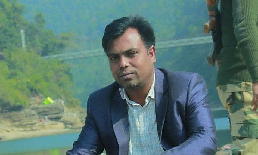 বিকেলে চাঁদাবাজি নিয়ে লাইভ, রাতে প্রকাশ্যে সাংবাদিককে কুপিয়ে হত্যা